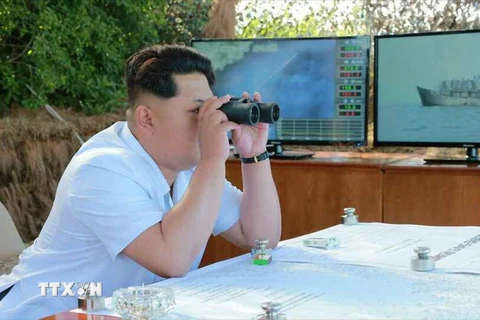 Nhà lãnh đạo Kim Jong-un theo dõi một vụ bắn thử tên lửa chống hạm. (Nguồn: Yonhap/TTXVN)