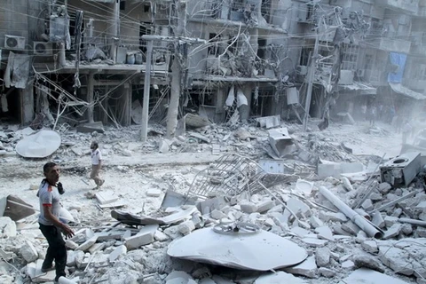 Cảnh đổ nát sau một vụ không kích ở Al-Shaar, Aleppo. (Nguồn: Reuters/TTXVN)
