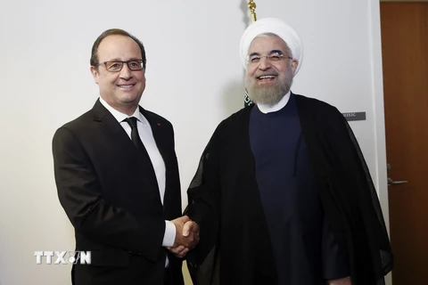 Tổng thống Pháp Francois Hollande (trái) gặp với Tổng thống Iran Hassan Rouhani bên lề khóa họp lần thứ 70 của Đại hội đồng Liên hợp quốc. (Nguồn: Reuters/TTXVN)