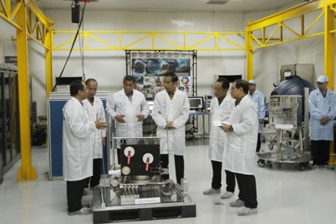 Tổng thống Indonesia Joko Widodo nơi sản xuất vệ tinh LAPAN A2. (Nguồn: Tempo)