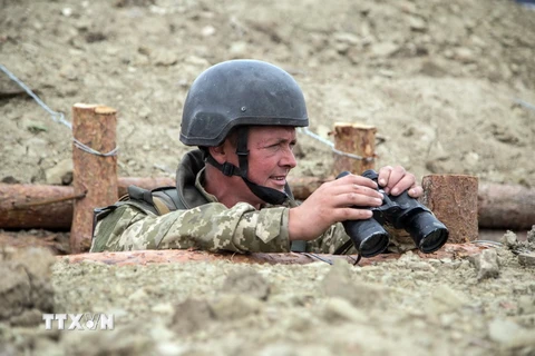 Binh sỹ Ukraine gác tại chốt quân sự ở Popasna, vùng Donetsk. (Nguồn: AFP/TTXVN)