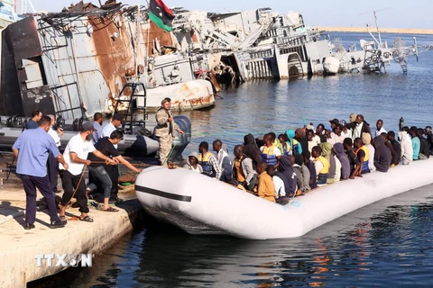 Những người di cư sau khi được lực lượng bảo vệ bờ biển Libya giải cứu. (Nguồn: AFP/TTXVN)