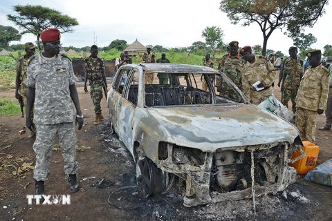 Binh sỹ quân đội Nam Sudan điều tra tại hiện trường một xe ôtô bốc cháy. (Nguồn: AFP/TTXVN)