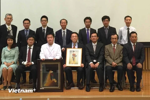 Đoàn công tác Bộ Y tế trao quà lưu niệm cho lãnh đạo Tập Đoàn Grandsoul Nara. (Ảnh: Nguyễn Tuyến/Vietnam+)