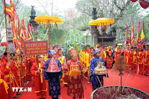 Nghi lễ dâng Cỏ voi của thôn Yên Sào, xã Xuân Giang tại Lễ khai mạc hội Gióng 2015. (Ảnh: Quang Quyết/TTXVN)