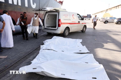 Thi thể những người di cư được tìm thấy tại bờ biển gần thủ đô Tripoli, Libya ngày 18/9. (Nguồn: AFP/TTXVN)