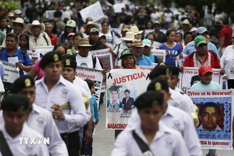 Tuần hành tại Iguala yêu cầu điều tra toàn diện về vụ 43 sinh viên mất tích. (Nguồn: AFP/TXVN)