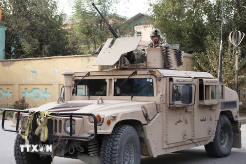 Binh sỹ Afghanistan làm nhiệm vụ trong chiến dịch quân sự ở thành phố Kunduz ngày 10/10. (Nguồn: THX/TTXVN)