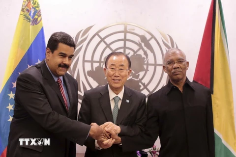 Tổng thống Guyana David Granger (phải) và Tổng Thư ký Liên hợp quốc Ban Ki-moon (giữa) và Tổng thống Venezuela Nicolas Maduro. (Nguồn: Reuters/TTXVN) 