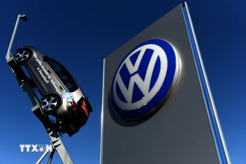 Logo hãng Volkswagen tại một chi nhánh ở Duesseldorf, miền tây nước Đức. (Nguồn: AFP/TTXVN)