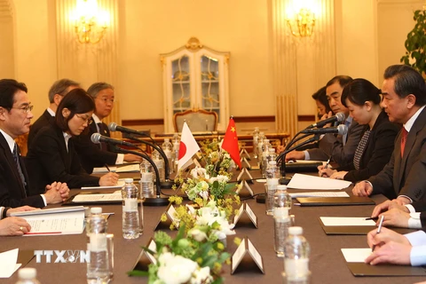 Bộ trưởng Ngoại giao Trung Quốc Vương Nghị tại một cuộc hội đàm với người đồng nhiệm Nhật Bản Fumio Kishida. (Nguồn: THX/TTXVN)