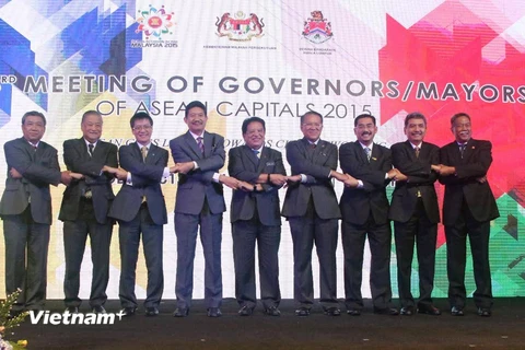 CácThống đốc/Thị trưởng, trưởng đoàn thủ đô các nước ASEAN tại Hội nghị. (Ảnh: Kim Dung-Chí Giáp/Vietnam+)
