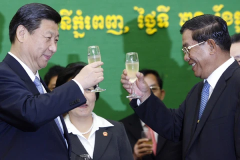Chủ tịch Trung Quốc Tập Cận Bình (trái) chúc rượu Thủ tướng Campuchia Hun Sen sau khi ký kết một thỏa thuận. (Nguồn: Reuters)