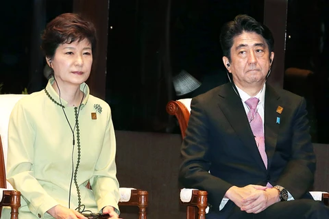 Tổng thống Park Geun-hye (trái) và Thủ tướng Nhật Bản Shinzo Abe cùng tham dự một cuộc họp. (Nguồn: koreajoongangdaily.com) 