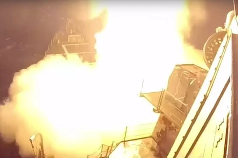 Lửa và khói bắn ra từ vụ phóng thử tên lửa SM-3 Block IA. (Nguồn: defensenews.com)