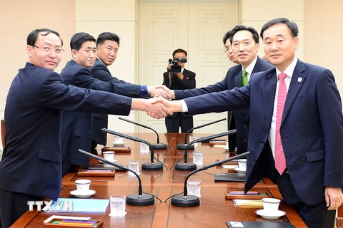 Đại diện Hàn Quốc và Triều Tiên tại một cuộc đàm phán về gia đình ly tán. (Nguồn: Yonhap/TTXVN)