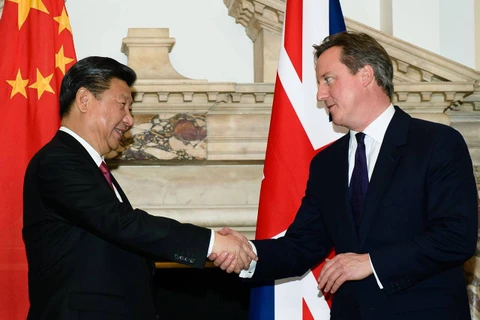 Chủ tịch Trung Quốc Tập Cận Bình (trái) và Thủ tướng Anh David Cameron. (Nguồn: ZUMA PRESS)