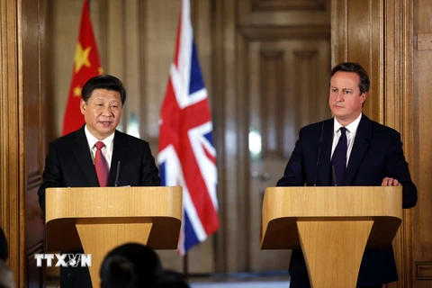 Thủ tướng Anh David Cameron (phải) và Chủ tịch Trung Quốc Tập Cận Bình tại cuộc họp báo sau hội đàm. (Nguồn: THX/TTXVN