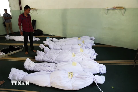 Thi thể các nạn nhân trong cuộc xung đột giữa lực lượng trung thành với Tổng thống Abedrabbo Mansour Hadi và phiến quân Houthi tại tỉnh Taez ngày 14/9. (Nguồn: AFP/TTXVN)