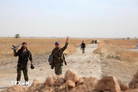 Binh sỹ quân đội Syria tuần tra gần sân bay quân sự Kweyris, tỉnh Aleppo ngày 18/10. (Nguồn: AFP/TTXVN)