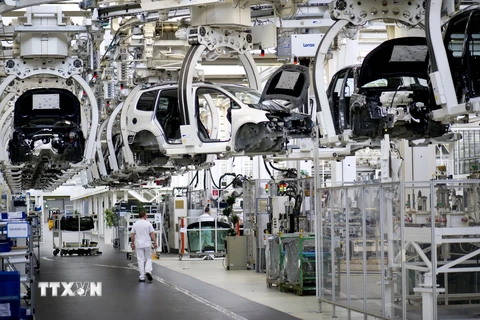 Dây chuyền sản xuất xe hơi bên trong nhà máy của hãng Volkswagen ở Wolfsburg, Đức. (Nguồn: AFP/TTXVN)