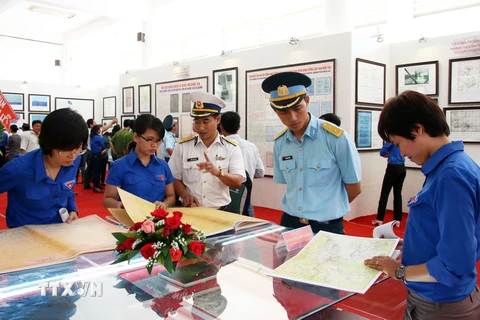 Triển lãm bản đồ và trưng bày tư liệu 'Hoàng Sa, Trường Sa - Những bằng chứng lịch sử và pháp lý' tại Ninh Thuận. (Ảnh: Đức Ánh/TTXVN)