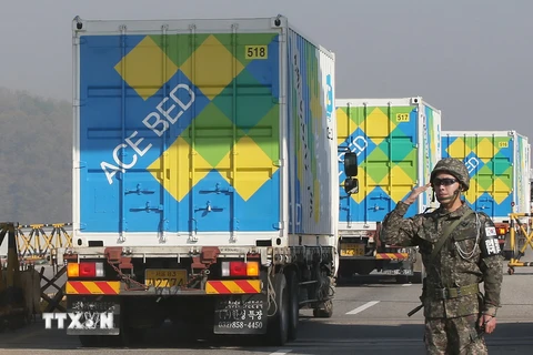 Xe của tổ chức dân sự Ace Gyeongam chuyển các vật liệu nông nghiệp và phân bón tới Triều Tiên. (Nguồn: Yonhap/TTXVN)
