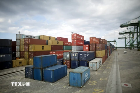 Bốc dỡ hàng hóa tại cảng Mariel, ngoại ô thủ đô Havana, Cuba. (Nguồn: Reuters/TTXVN)