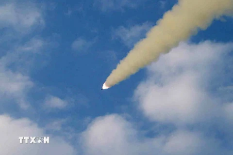 Tên lửa chiến thuật được phóng lên từ một địa điểm bí mật ở Triều Tiên. (Nguồn: AFP/TTXVN)