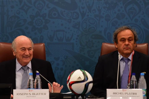 Chủ tịch Liên đoàn Bóng đá Thế giới Sepp Blatter (trái) và Chủ tịch Liên đoàn Bóng đá châu Âu (UEFA) Michel Platini. (Nguồn: Getty)