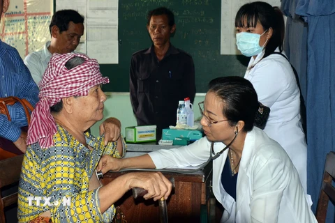 Khám chữa bệnh miễn phí cho bà con Việt kiều và người dân nghèo Campuchia tại tỉnh Pursat. (Ảnh: Xuân Khu/TTXVN)
