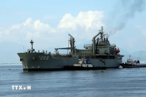 Tàu tiếp dầu HMAS Sirius cập cảng Tiên Sa. (Ảnh: Trần Lê Lâm/ TTXVN)