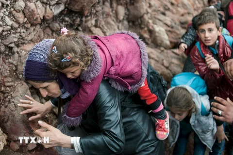 Người tị nạn Syria tới đảo Lesbos, Hy Lạp sau cuộc hành trình vượt biển Aegean từ Thổ Nhĩ Kỳ. (Nguồn: Reuters/TTXVN)