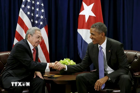 Chủ tịch Cuba Raul Castro (trái) gặp Tổng thống Mỹ Barack Obama bên lề khóa họp lần thứ 70 Đại hội đồng Liên hợp quốc. (Nguồn: AFP/TTXVN)