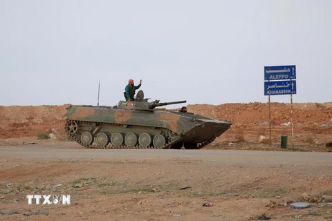 Xe tăng của lực lượng ủng hộ Chính phủ Syria sau khi giành lại quyền kiểm soát tuyến đường tiếp vận duy nhất tới thành phố Aleppo. (Nguồn: AFP/TTXVN)