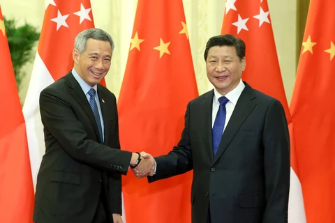 Chủ tịch Trung Quốc Tập Cận Bình (phải) và Thủ tướng Singapore Lý Hiển Long trong một cuộc gặp hồi năm 2014. (Nguồn: Xinhua) 