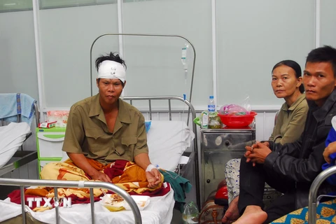 Các bệnh nhân bị thương trong vụ sập nhà đang được điều trị tại Bệnh viện quận Bình Tân. (Ảnh: Mạnh Linh/TTXVN)