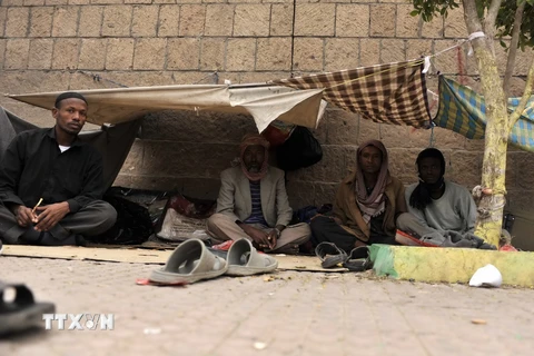 Người tị nạn châu Phi trú trong căn lều tạm bên cạnh Văn phòng nhập cư và cấp hộ chiếu tại Sanaa,Yemen. (Nguồn: THX/TTXVN)