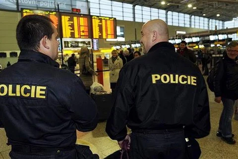 Sau các vụ khủng bố ở Paris, an ninh tại các sân bay ở Séc được siết chặt (nguồn ảnh: zpravy.idnes.cz)