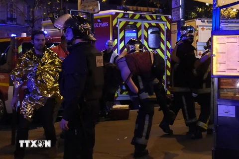 Lực lượng an ninh và cứu hộ phong tỏa bên ngoài nhà hát Bataclan ở Paris ngày 13/11. (Nguồn: AFP/TTXVN)
