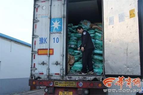 Chiếc xe tải chở 20 tấn thịt thối bị bắt giữ khi đang trên đường đi tiêu thụ. (Nguồn: Chinadaily)