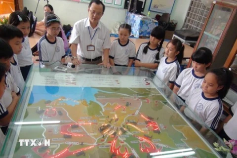 Tiết học lịch sử trên sa bàn của Thầy trò Trường tiểu học Lê Lợi, thành phố Long Xuyên, tỉnh An Giang. (Ảnh: Thu Trang/TTXVN)