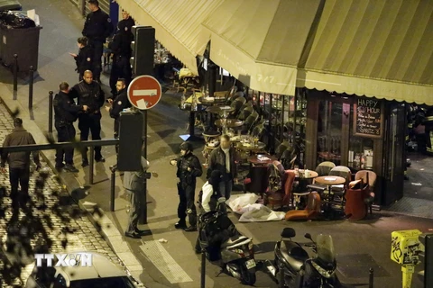 Cảnh sát điều tra tại hiện trường một vụ tấn công khủng bố ở nhà hàng trung tâm Paris ngày 13/11. (Nguồn: AFP/TTXVN)