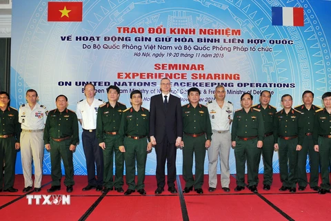 Trung tướng Võ Văn Tuấn chụp ảnh lưu niệm cùng các đại biểu tại Hội nghị. (Ảnh: Trọng Đức/TTXVN)