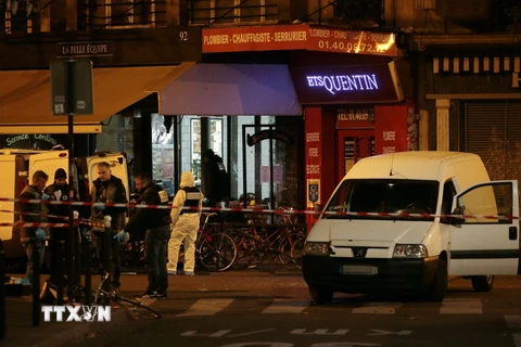 Cảnh sát điều tra tại hiện trường một vụ tấn công khủng bố bên ngoài nhà hàng La Belle Equipe ở Paris. (Nguồn: AFP/TTXVN)