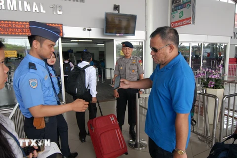 Cảnh sát và nhân viên an ninh sân bay Indonesia làm nhiệm vụ tại sân bay quốc tế ở Cengkareng. (Nguồn: AFP/TTXVN)