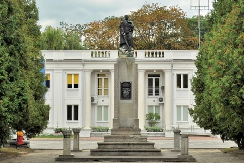 Nga phản đối Ba Lan phá tượng đài tưởng niệm Hồng quân Liên Xô 