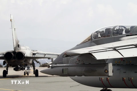 Máy bay chiến đấu Tornado GR4 của Không quân Hoàng gia Anh chuẩn bị cất cánh từ căn cứ không quân ở Cyprus. (Nguồn: AFP/TTXVN)