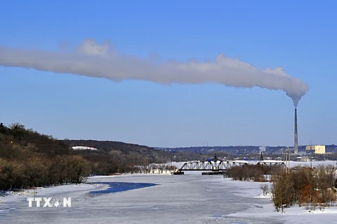 Luồng khí thoát ra từ một nhà máy điện chạy bằng than tại Hudson, Wisconsin(Mỹ). (Nguồn: AFP/TTXVN)