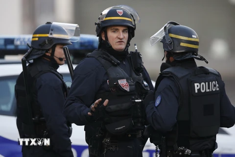 Cảnh sát Pháp tham gia chiến dịch truy quét nghi can khủng bố ở Saint-Denis. (Nguồn: THX/TTXVN)